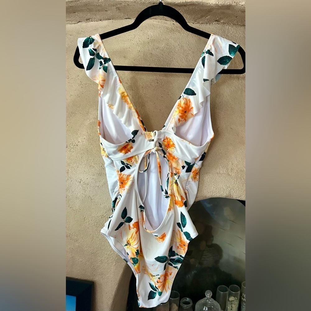 Cupshe Elegant Sunny Flower Ruffled Lace-Back One Piece Swimsuit EUC - Picture 4 of 6